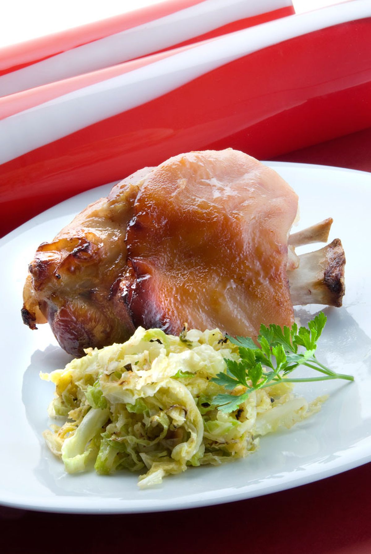 Codillo a la miel con berza salteada