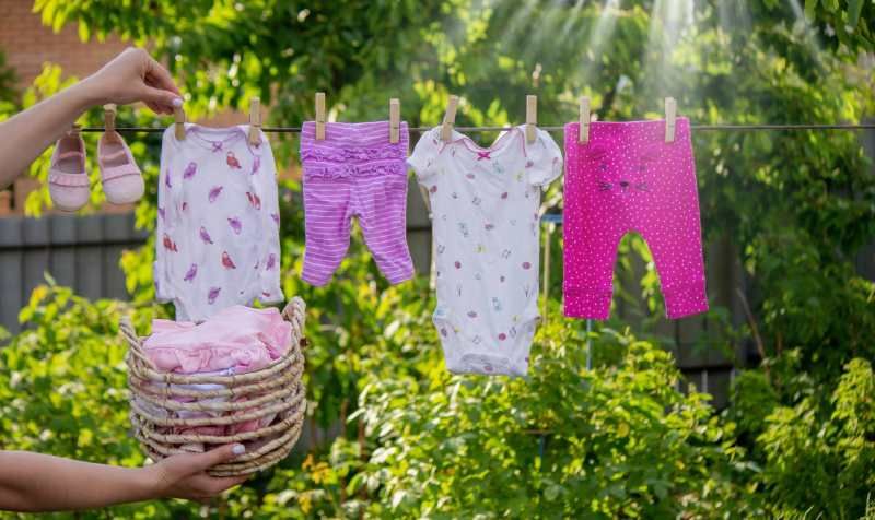 Tiende la ropa de bebé al aire libre y lejos de la luz directa del sol