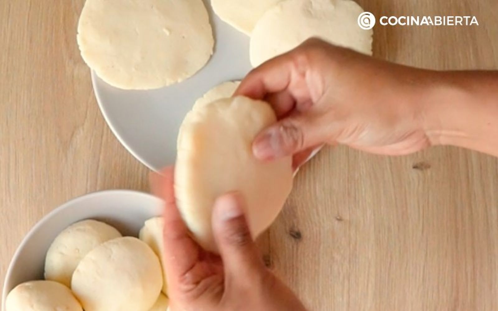 haz bolas y aplástalas con la mano