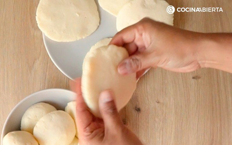 haz bolas y aplástalas con la mano