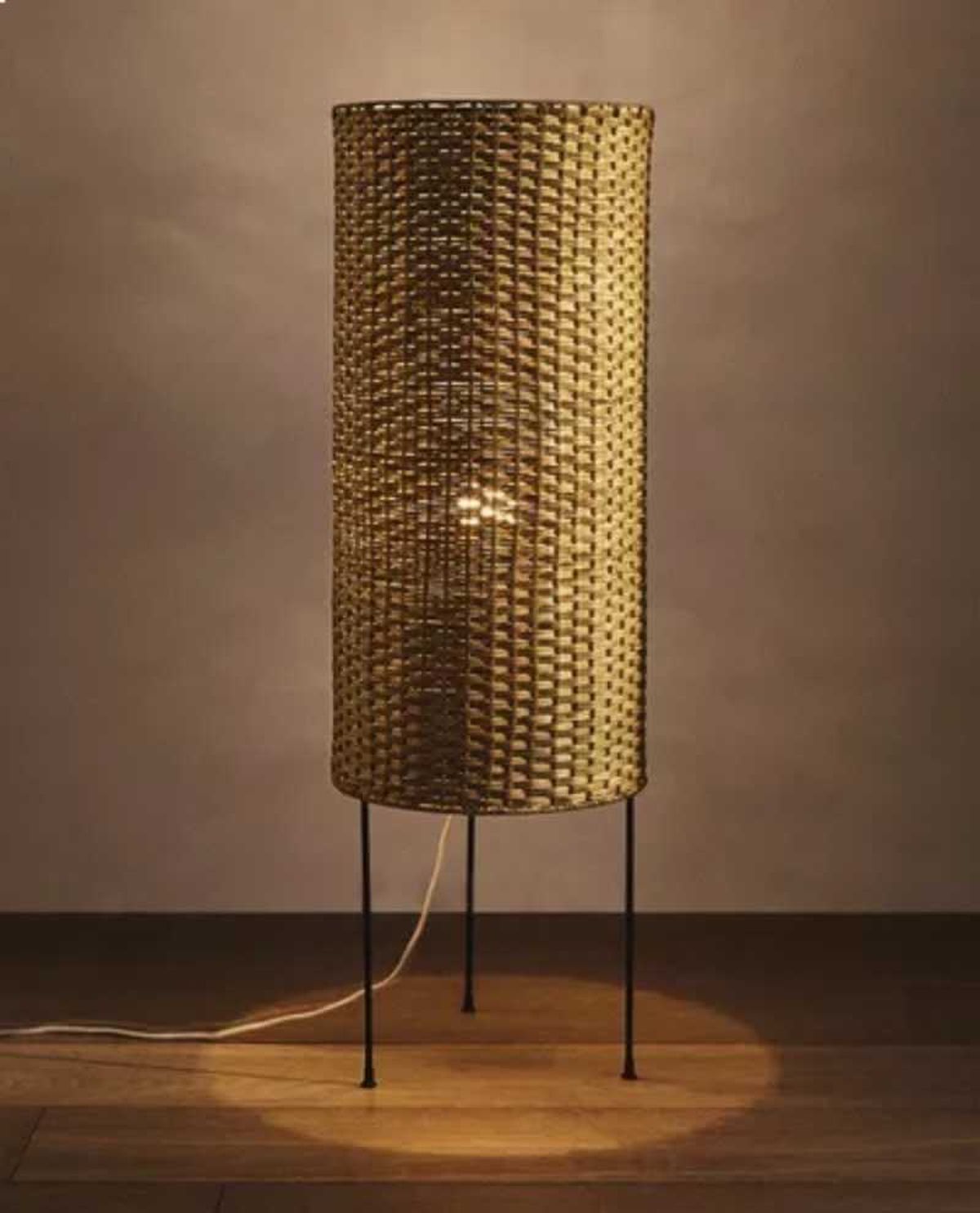 Lámpara de pie de ratán.