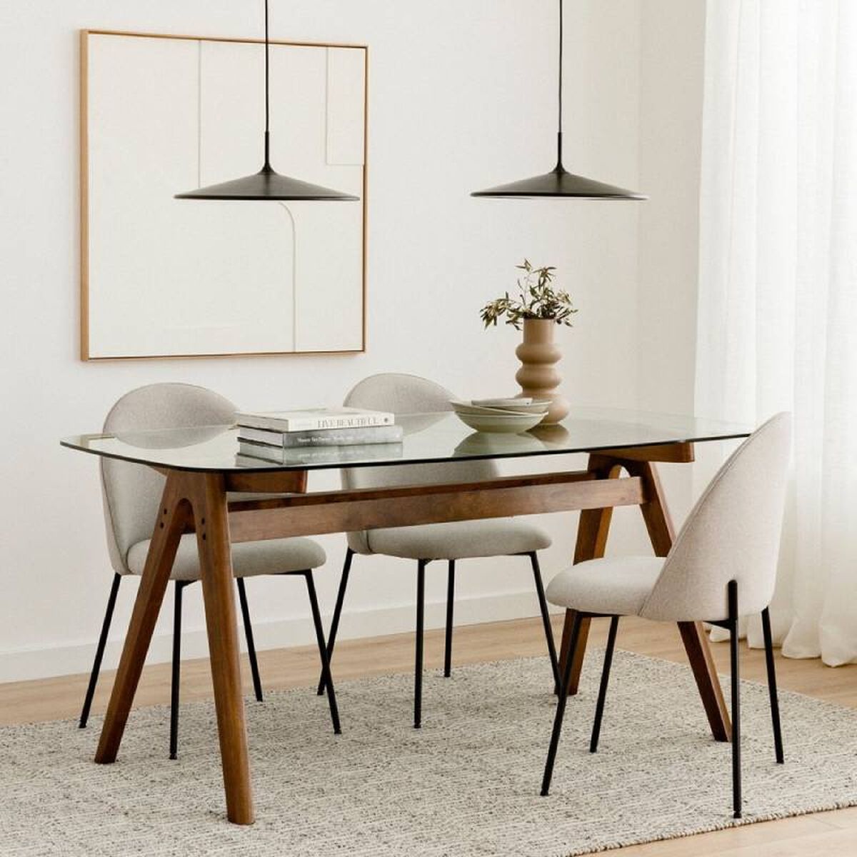 Comedor con mesa decorada con libros.