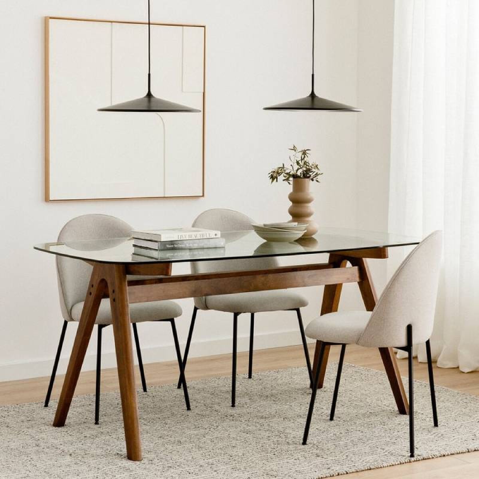 Comedor con mesa decorada con libros.