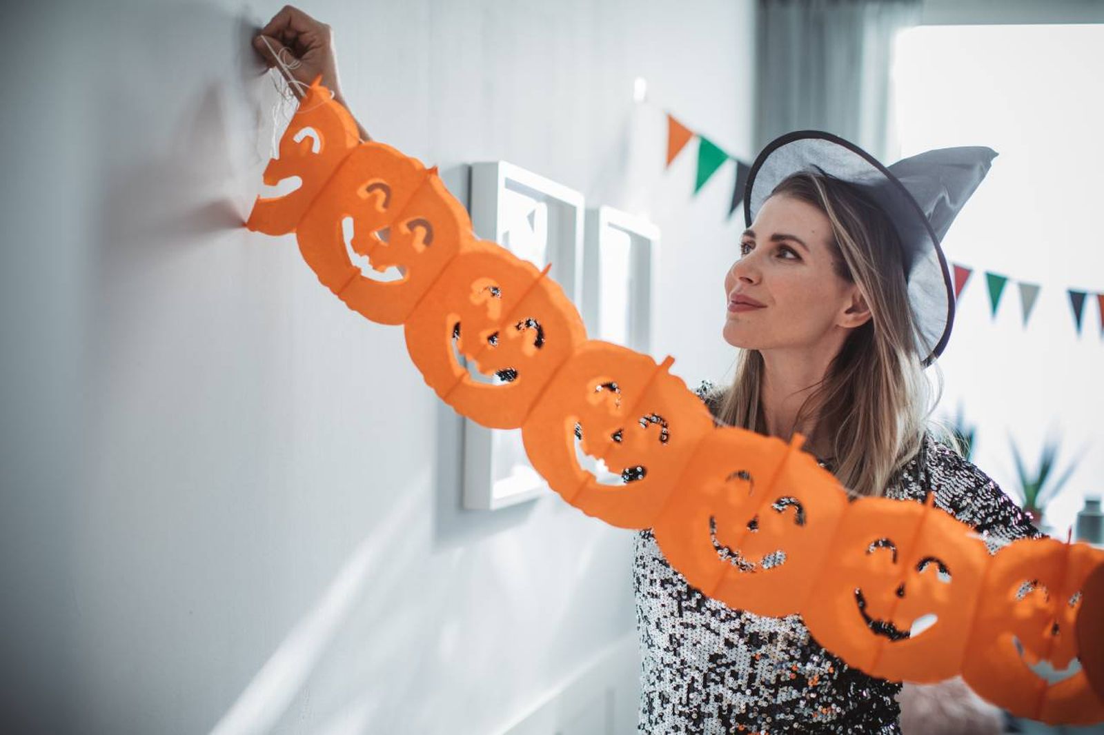 La decoración de Halloween será más sencilla con esta cinta adhesiva.