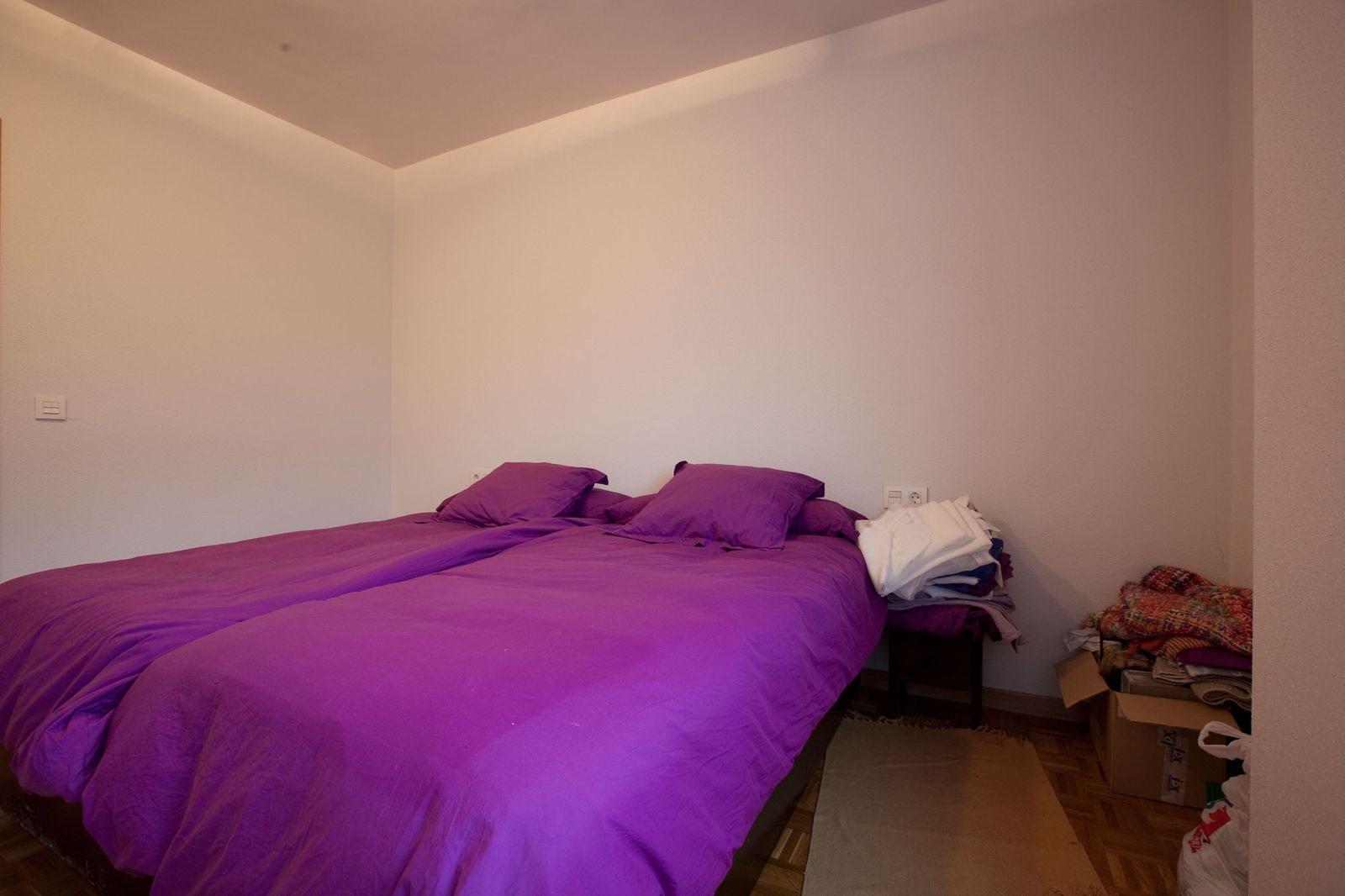 Dormitorio elegante y acogedor paso 1