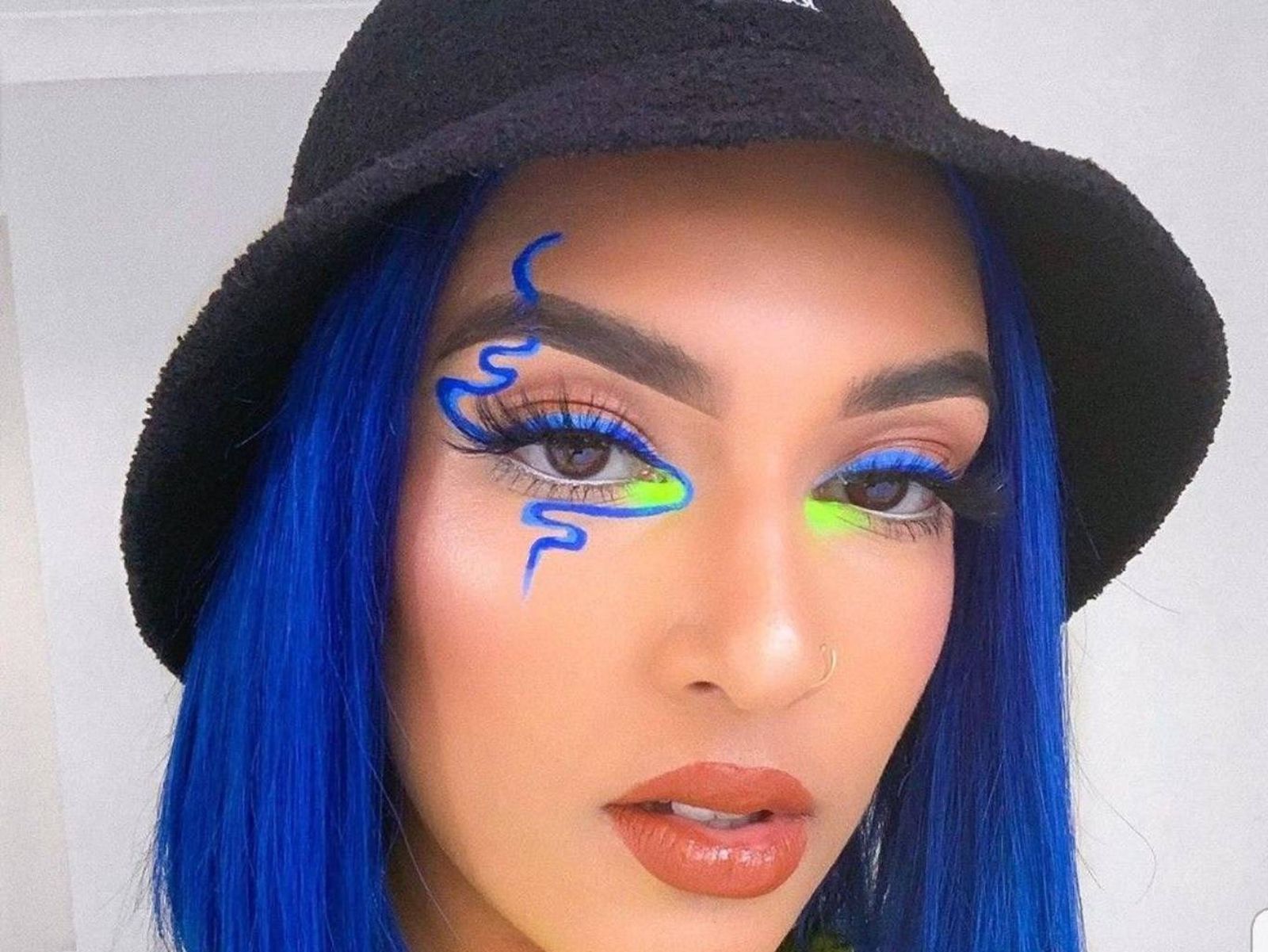 Los delineados gráficos en tonos neón serán protagonistas en los looks más creativos.