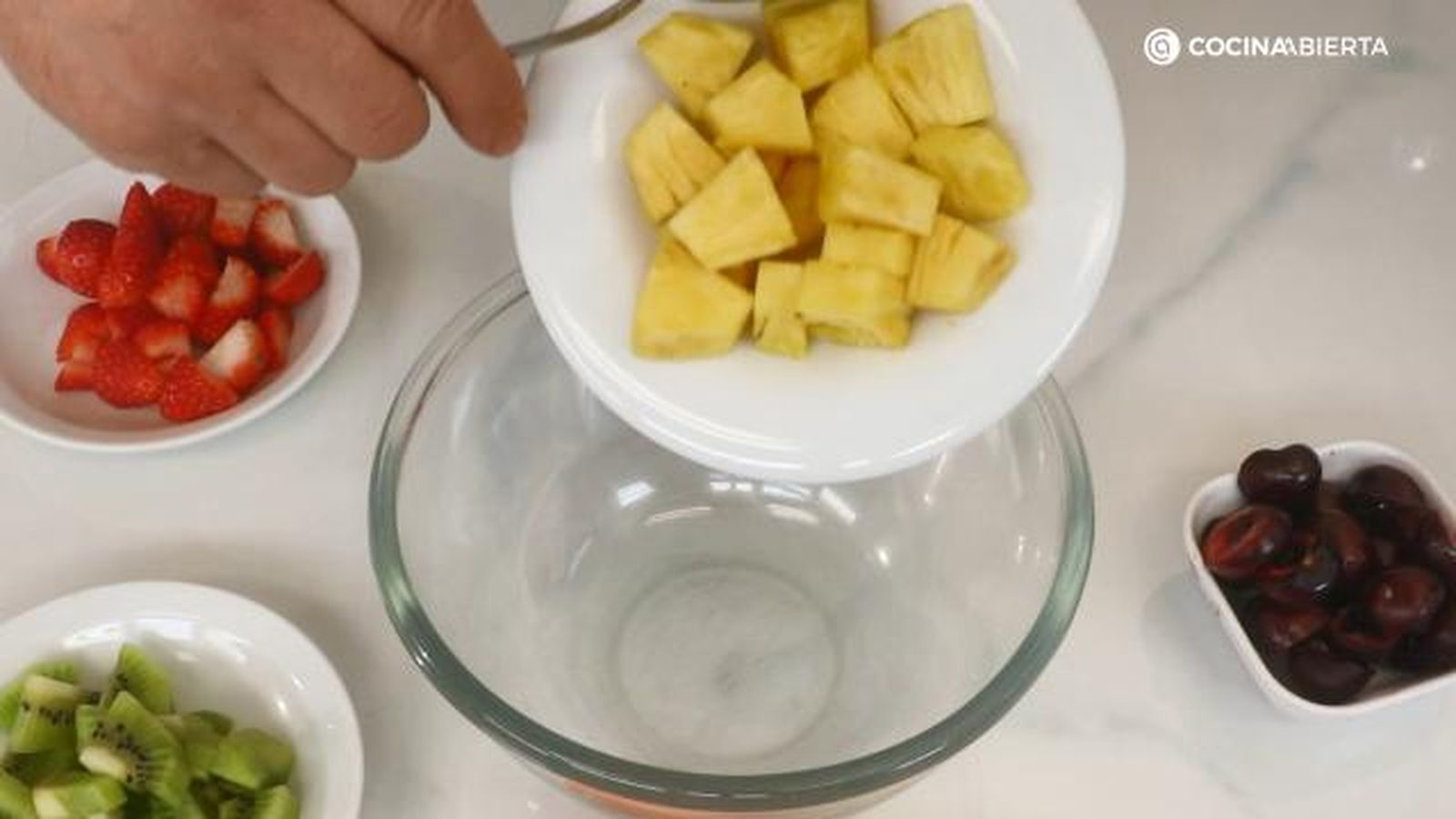KRISSIA Ensalada frutas surimi paso 1