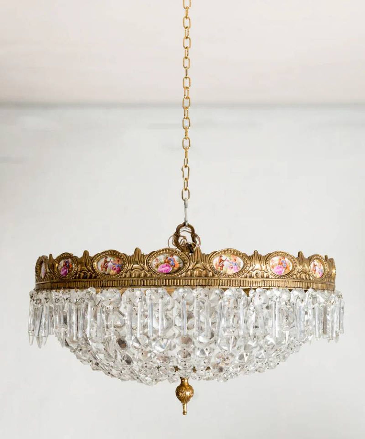 Lámpara antigua de bronce con detalles de pinturas.