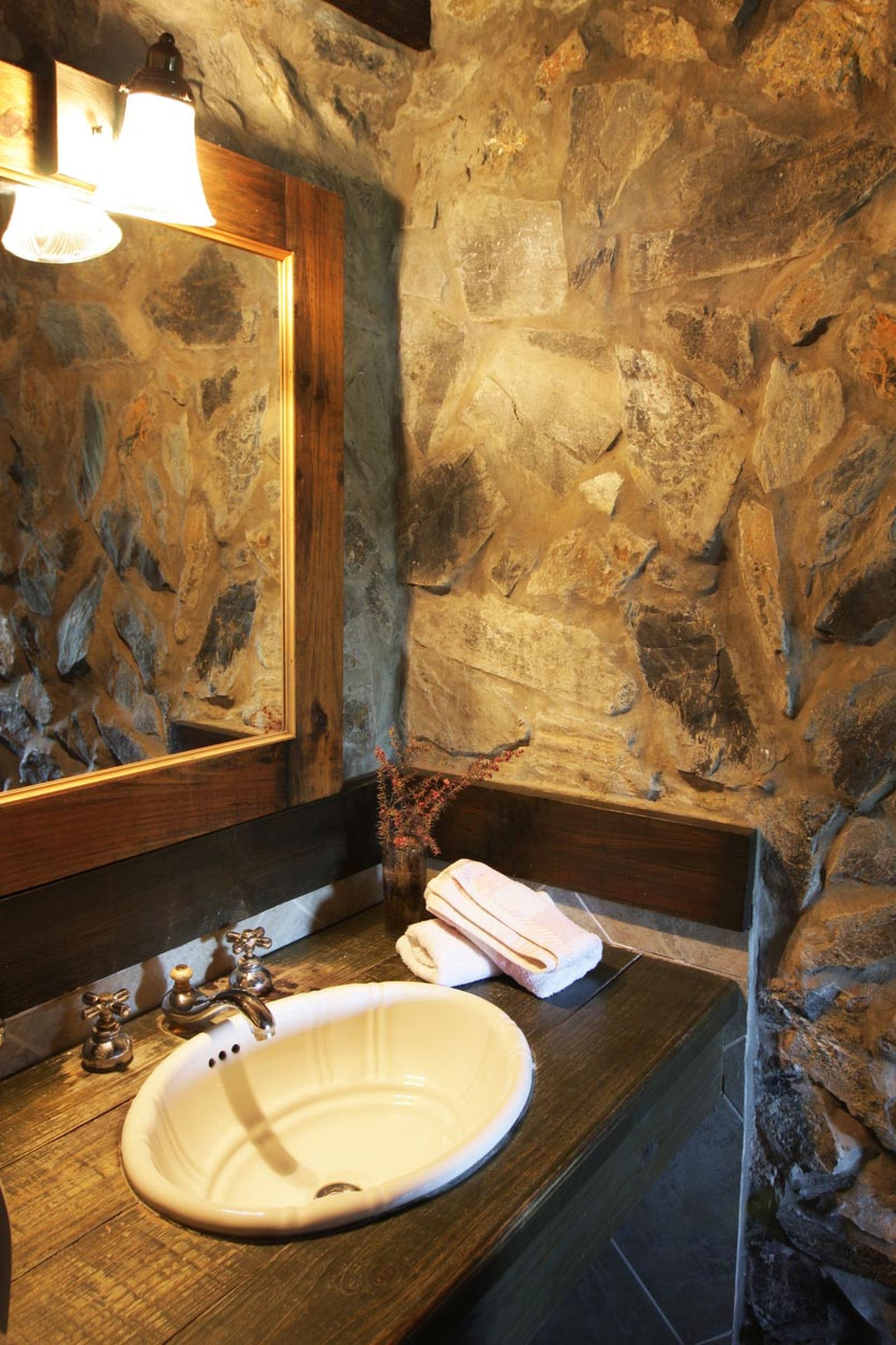 Madera y piedra para decorar el baño 2