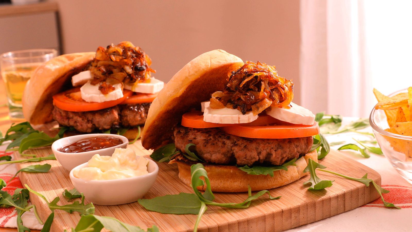 hamburguesa con queso de cabra y cebolla caramelizada