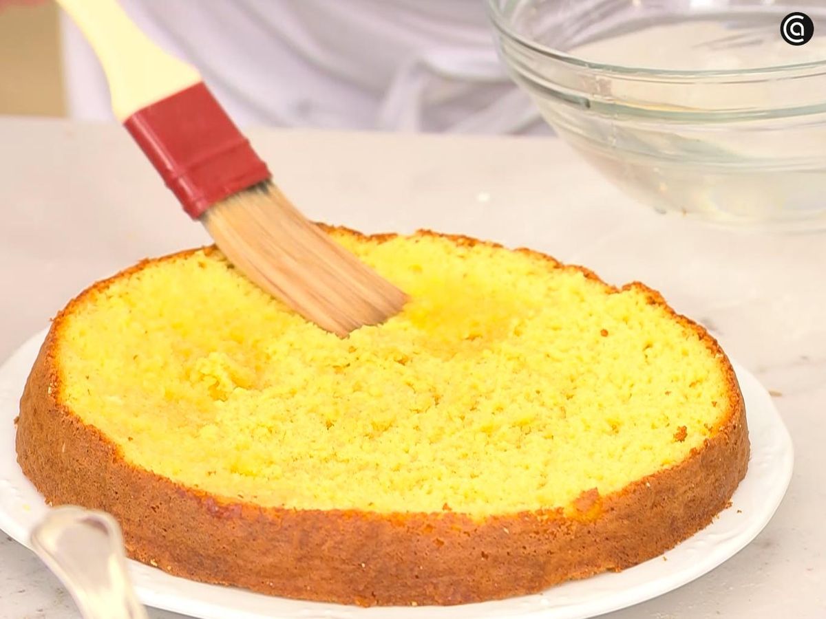 Unta los bizcochos con jarabe de ron