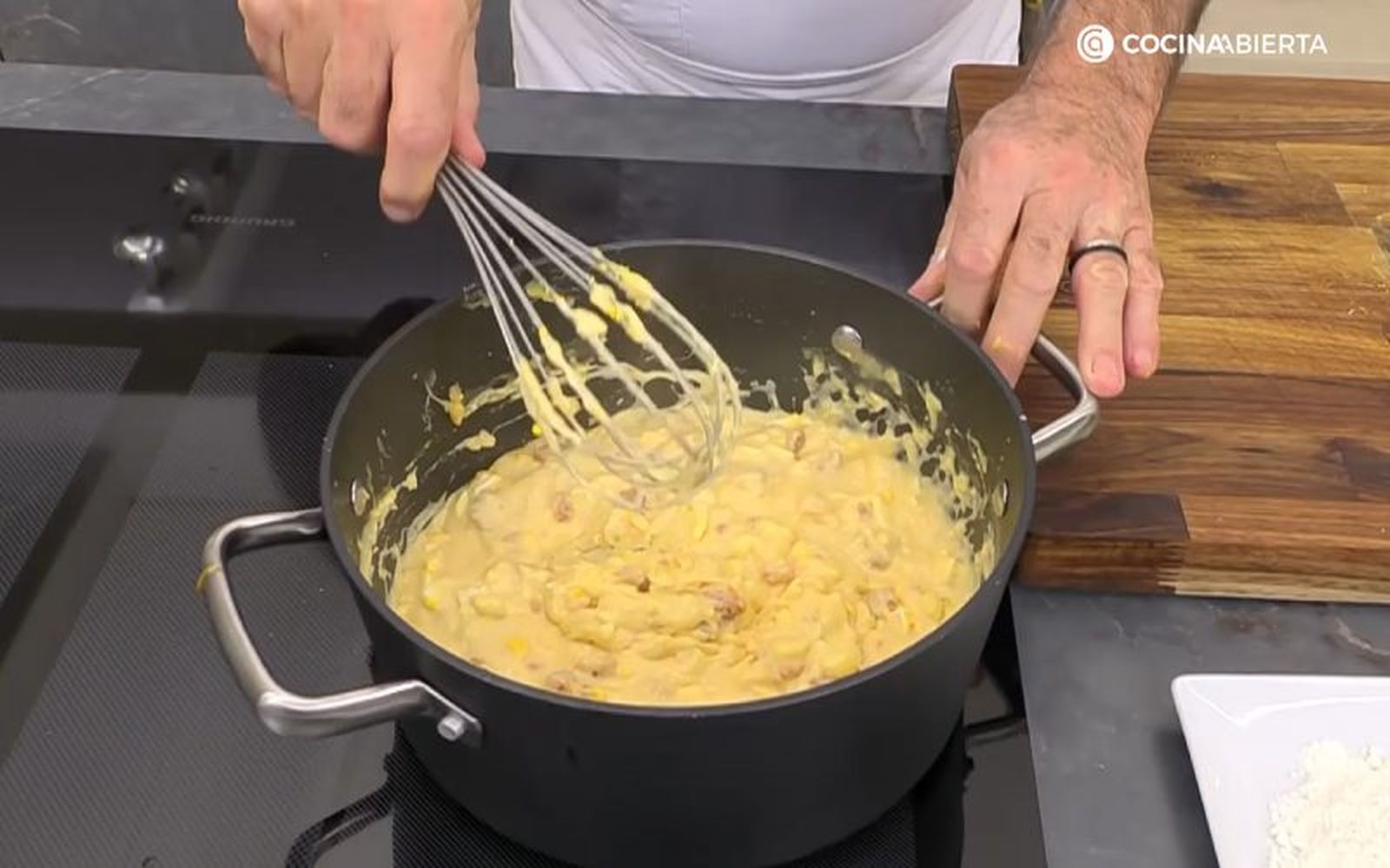 Hay que remover muy bien la masa de las croquetas