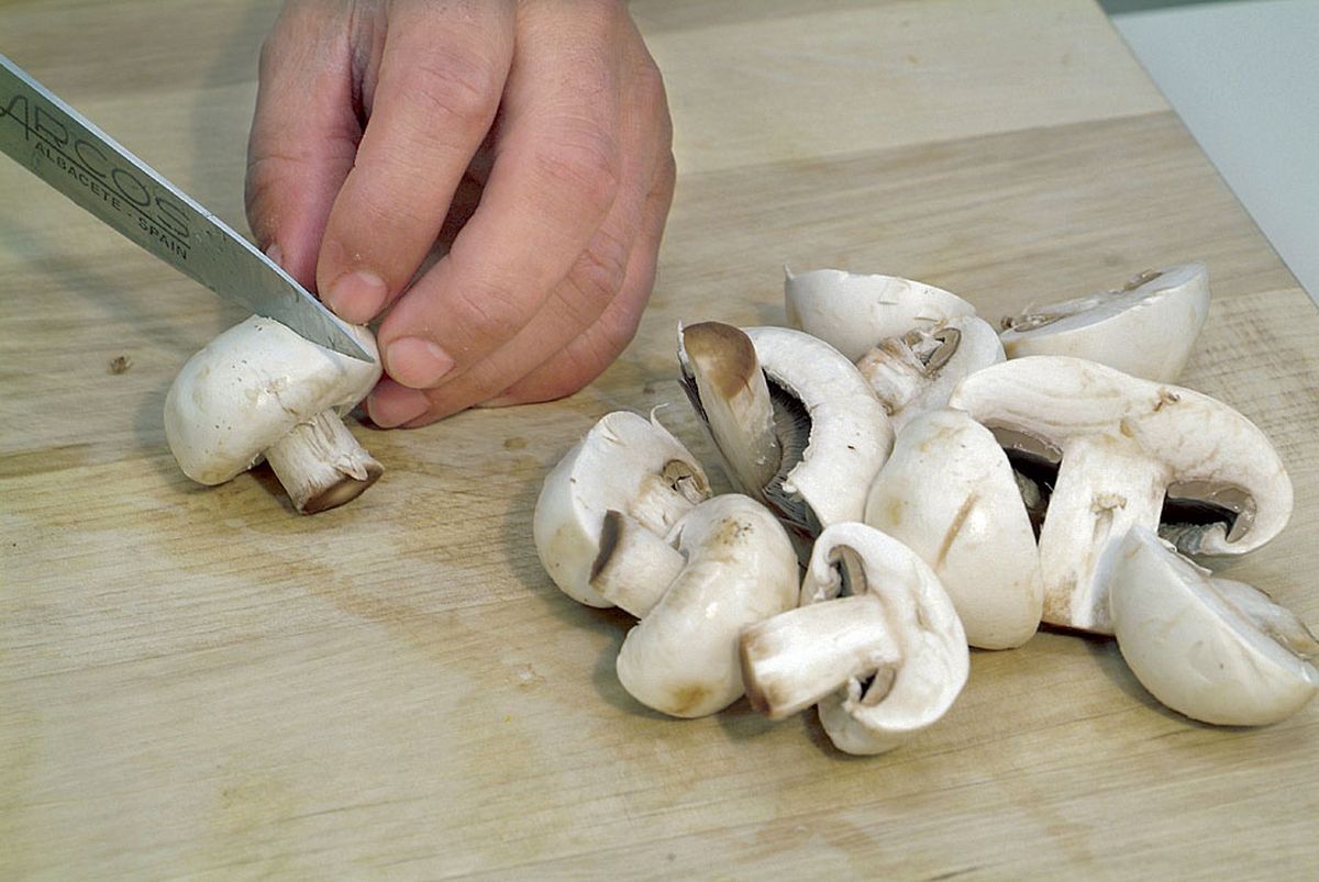 Corta los champiñones por la mitad