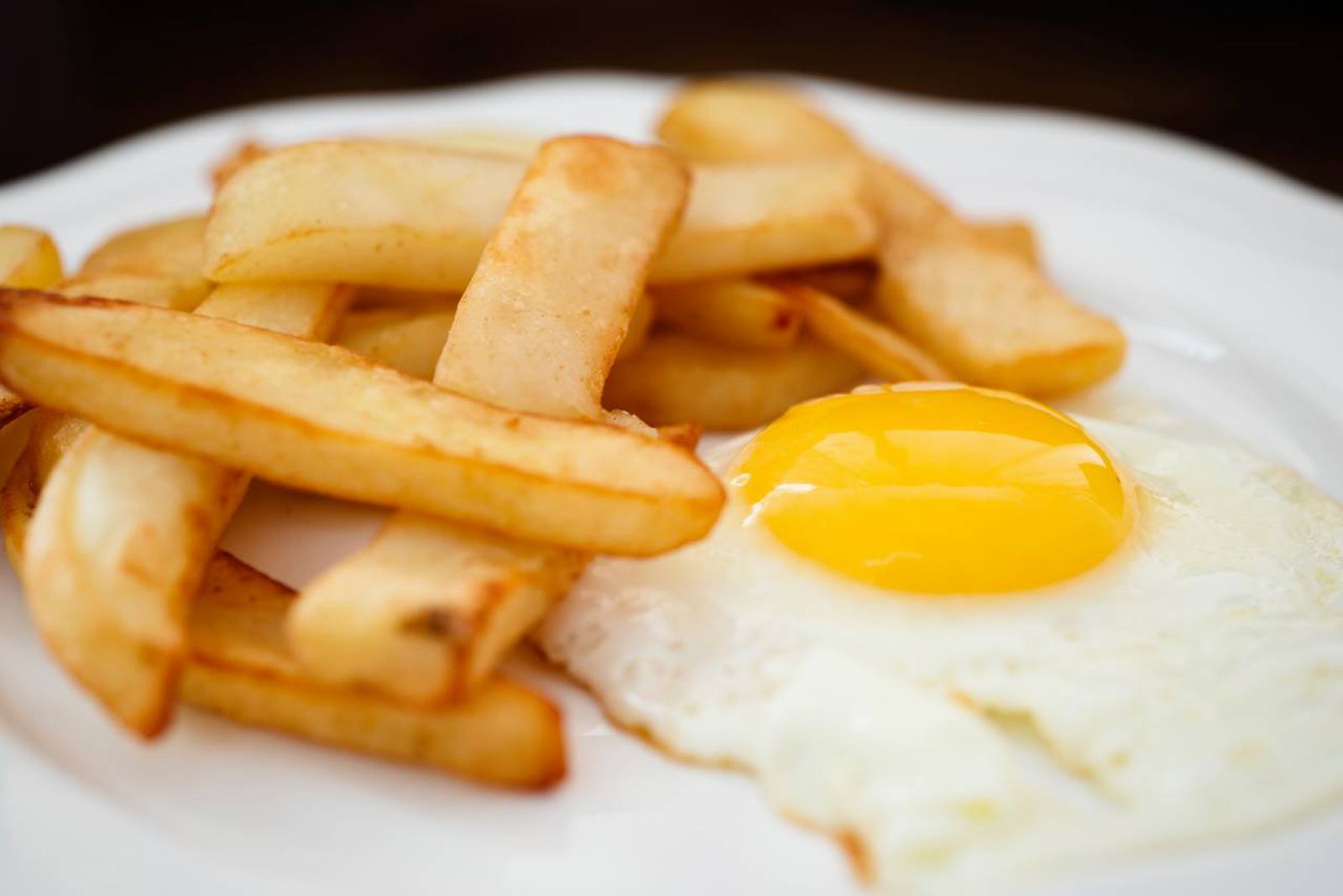 Se puede apreciar que preparar un huevo frito en el microondas es posible.