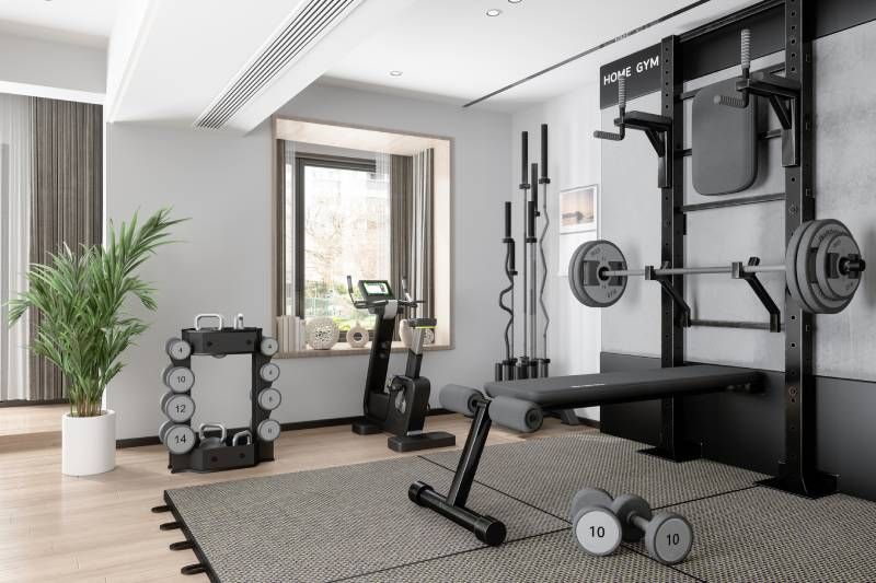 Gimnasio en casa con el suelo protegido.