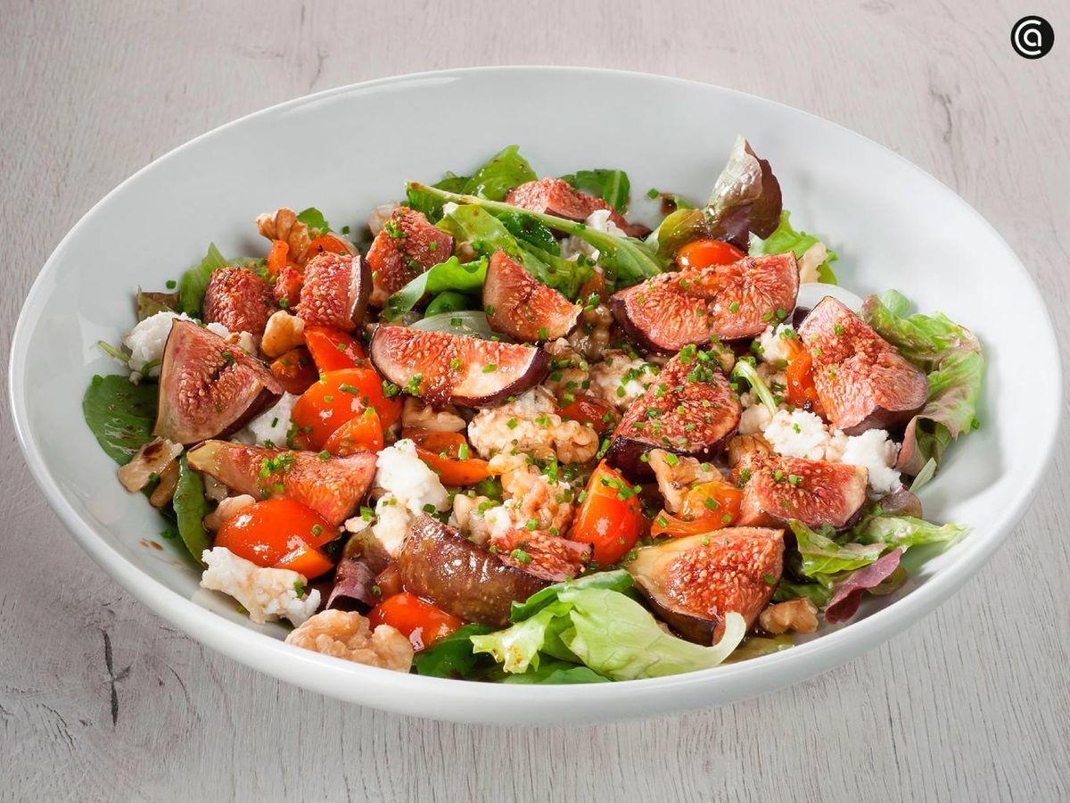 La ensalada de brevas y queso de cabra es una receta fresca y colorida