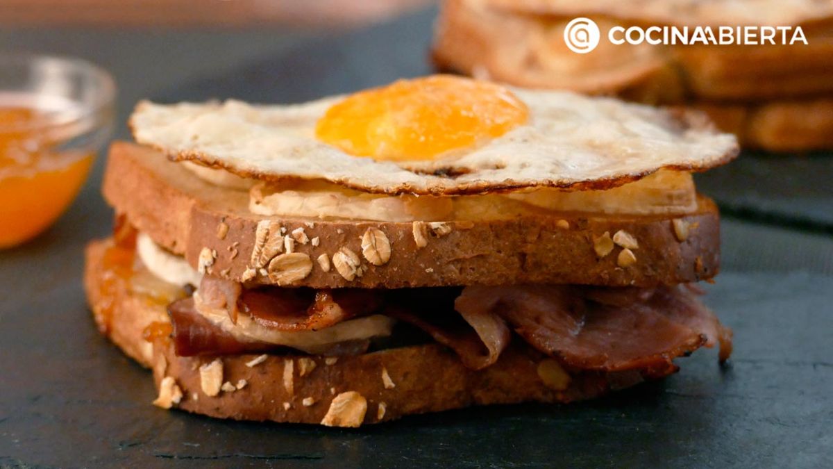La versión del croque con queso de cabra y bacón