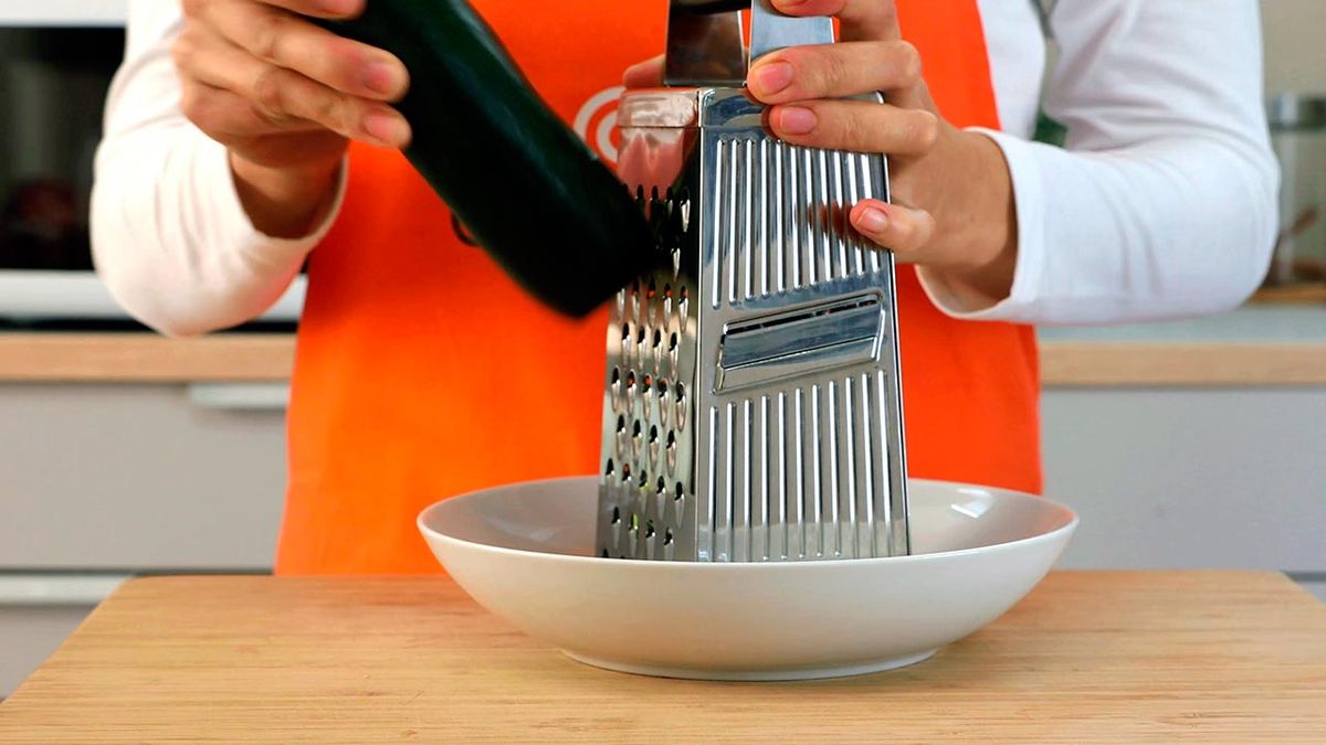 Receta de tortitas de calabacín con salsa de yogur  paso 1