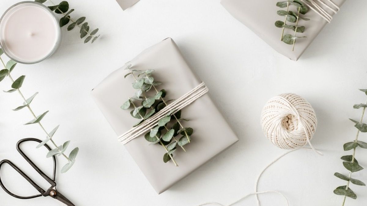 Ramas de eucalipto decorando el regalo