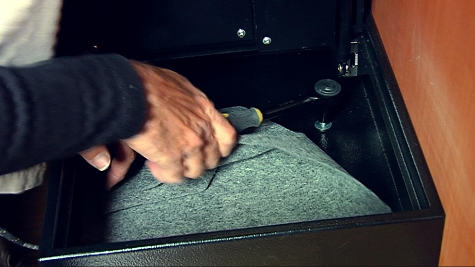 Instalar una caja fuerte en un armario paso 4