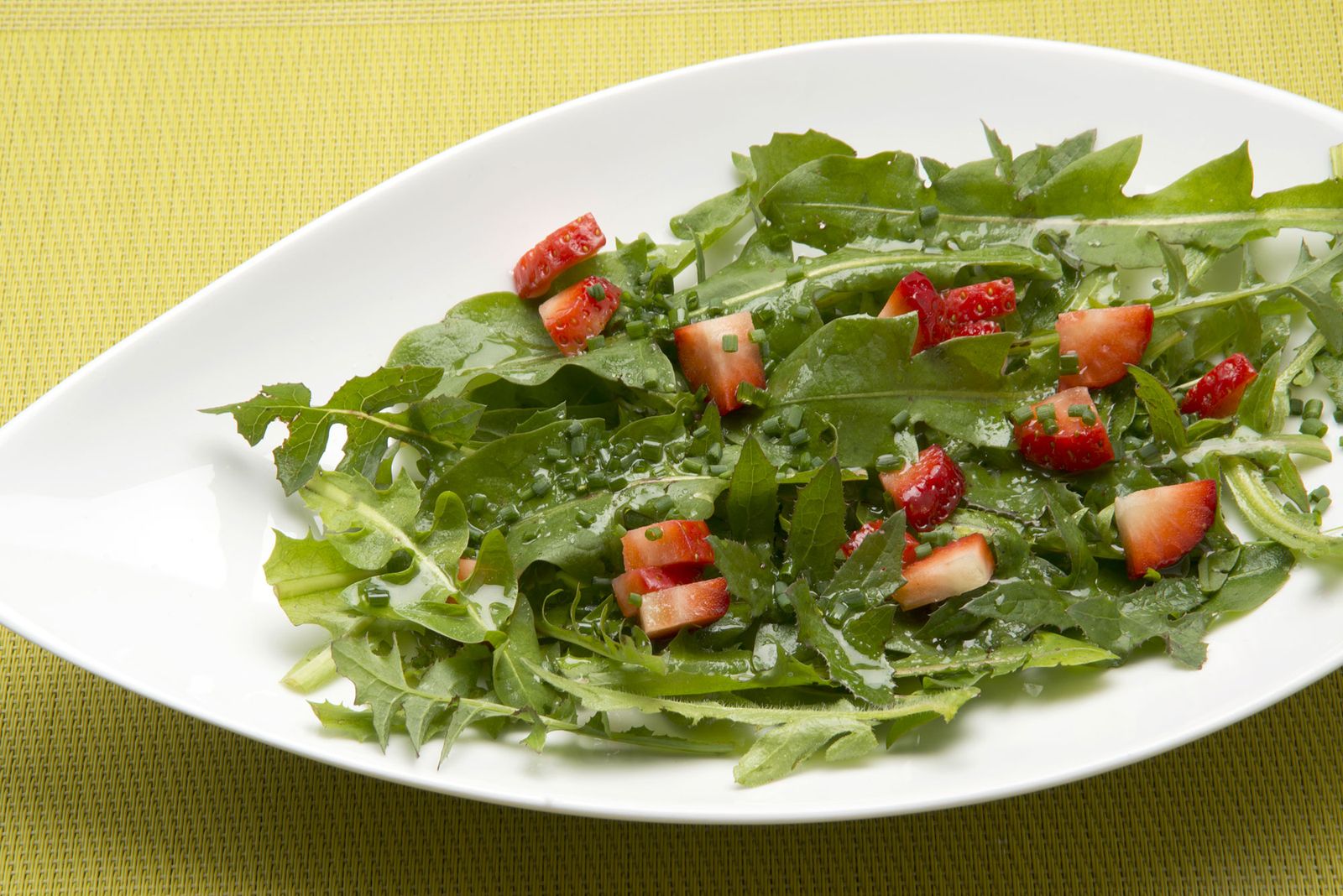 5745 2 Ensalada de diente de leon y fresas xl