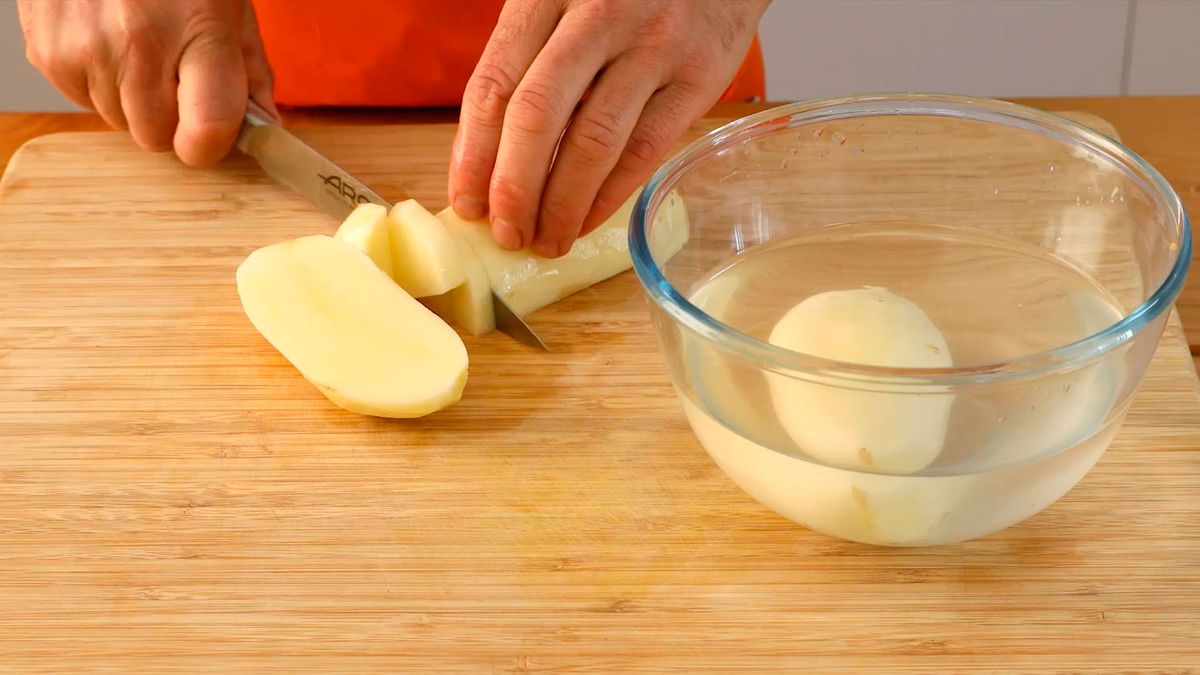 Tortilla de patatas con cebolla y espárragos trigueros   paso 1