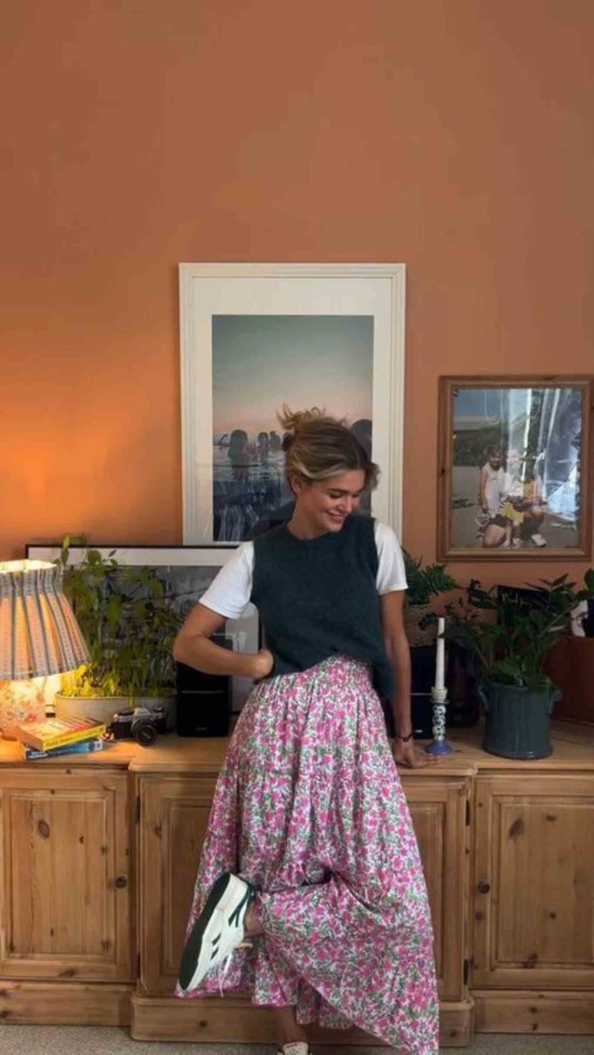 Falda de flores con chaleco sencillo.