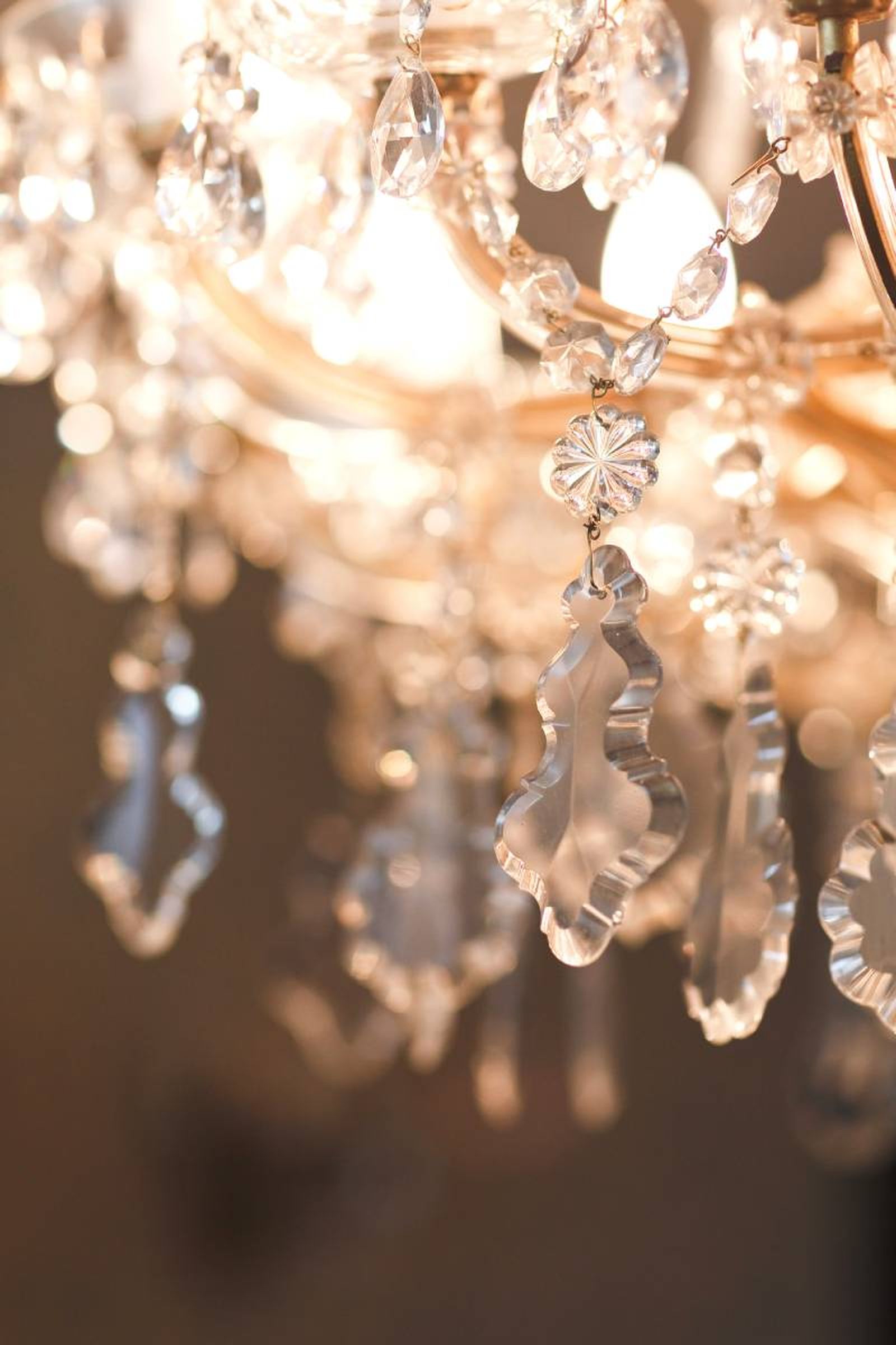 Lámpara de lágrimas de cristal elegante.