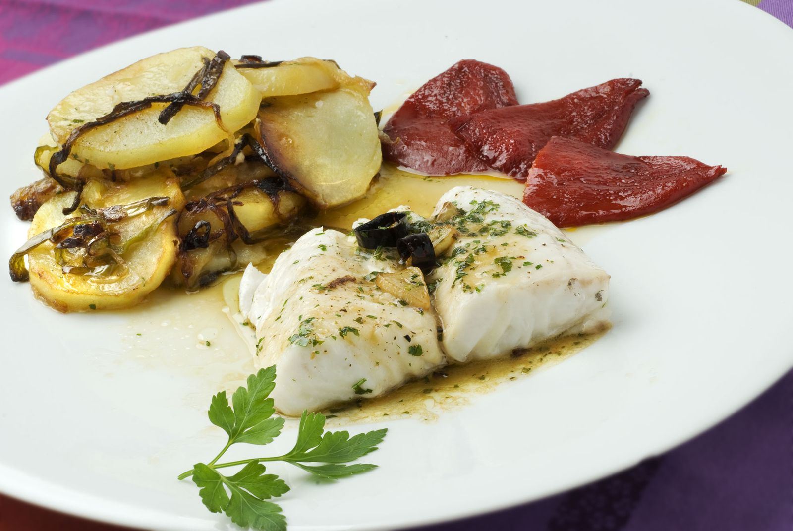 4633 Merluza con panaderas y piquillos (18) xl