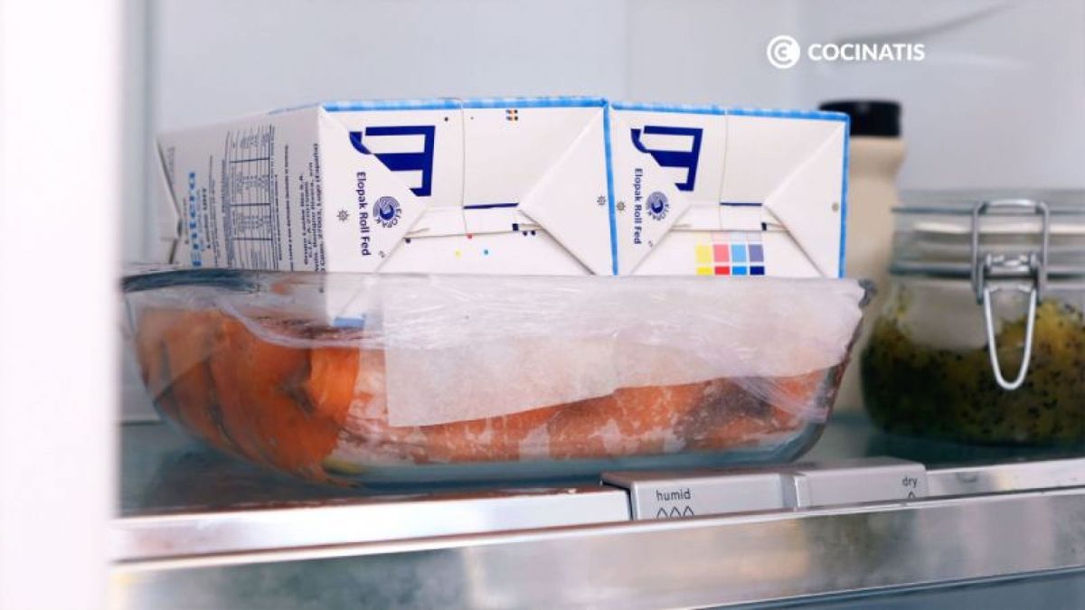 Dejamos reposar el pastel de salmón en la nevera con peso encima