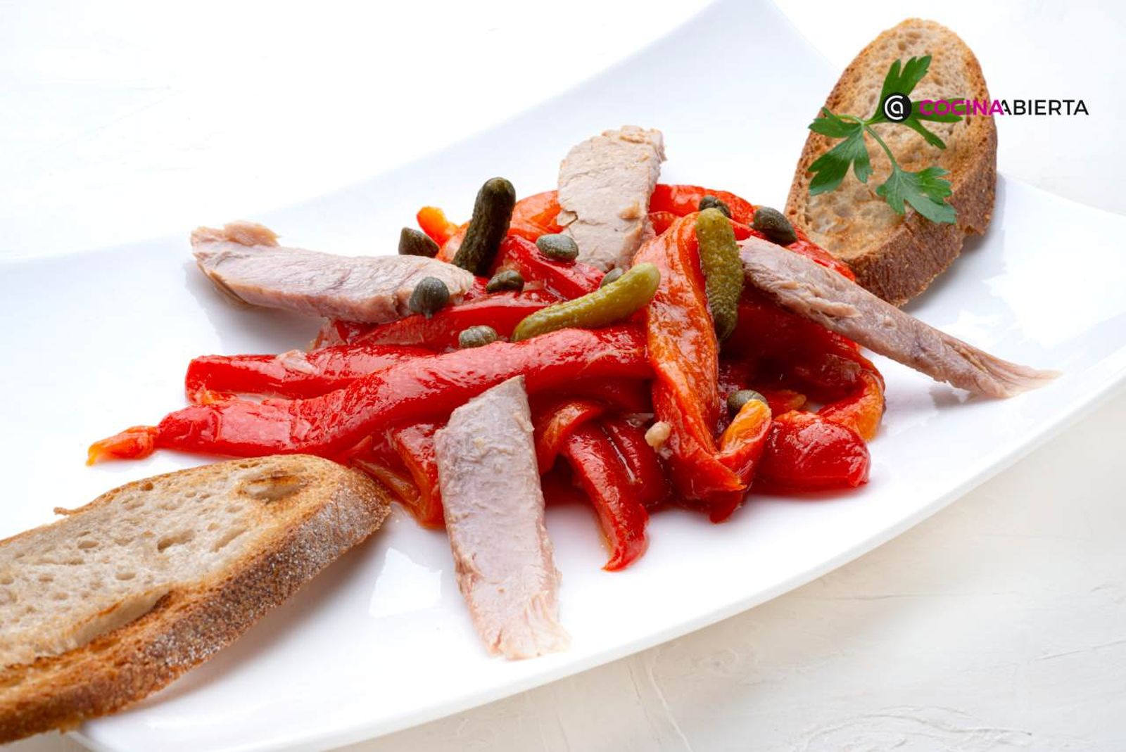 Ensalada de pimientos morrones asados con ventresca de atún