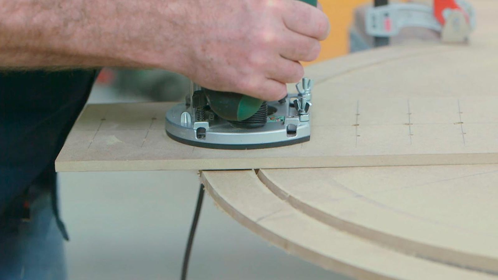 Como hacer un abeto de Navidad con aros de madera paso 2