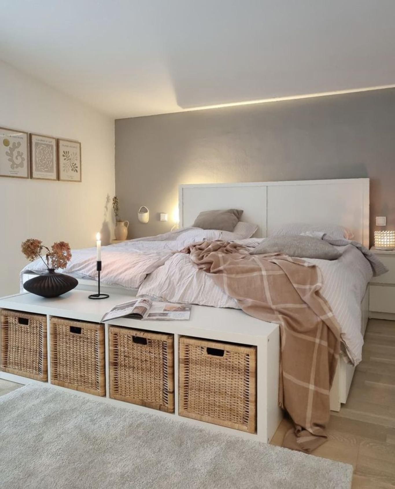 Dormitorio con estantería KALLAX de IKEA a los pies de la cama.