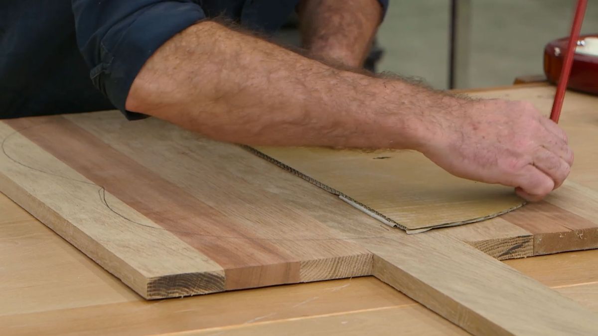 Cómo hacer un soporte de madera para la guitarra paso 4
