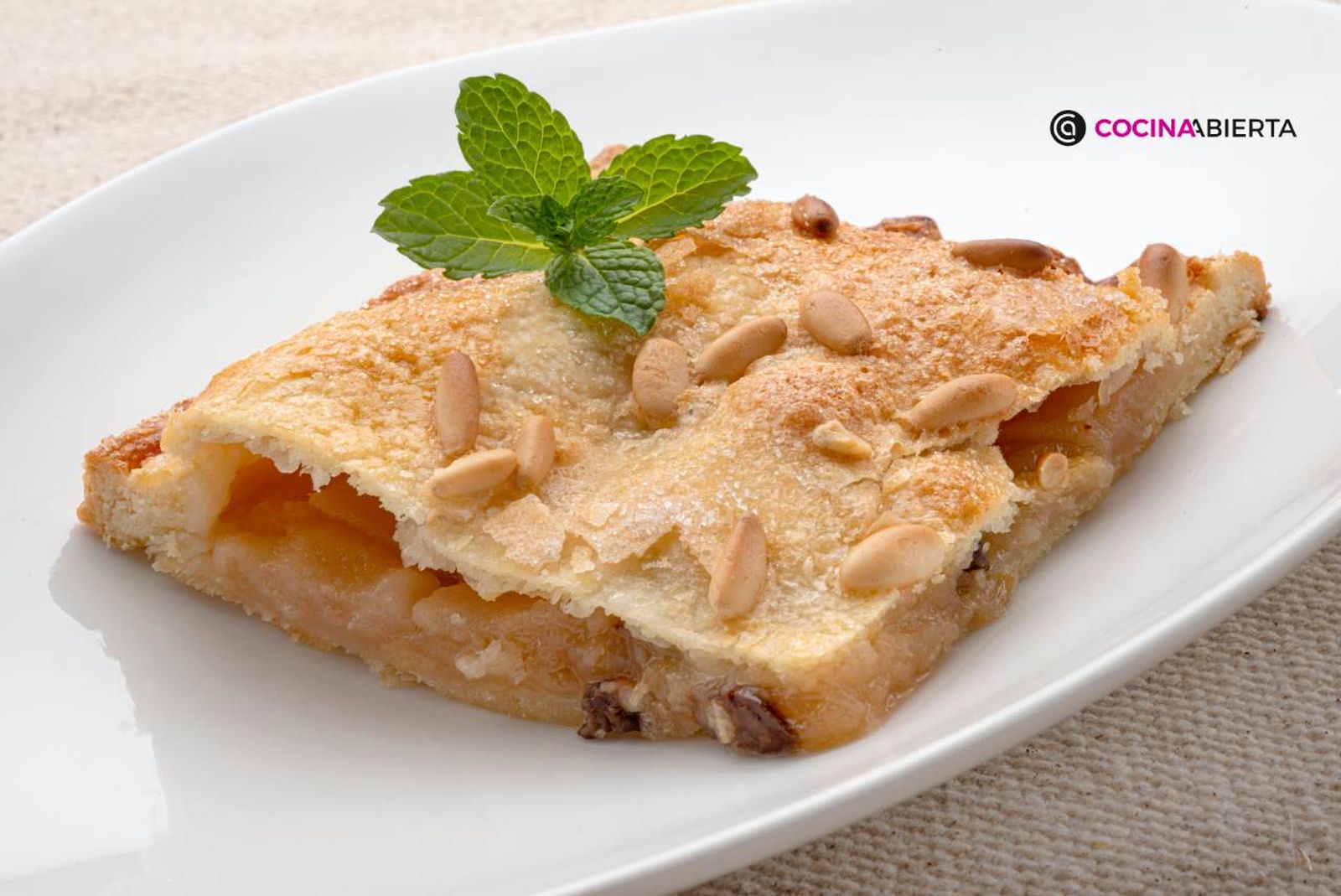 Empanada de manzana con uvas pasas y piñones