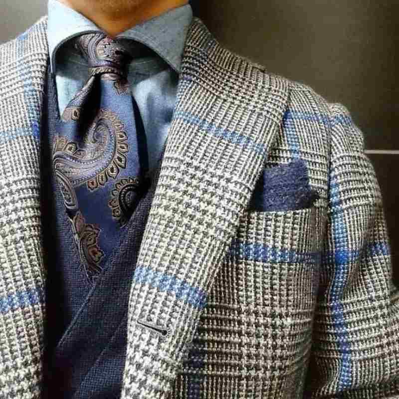 Camisa lisa con corbata estampada