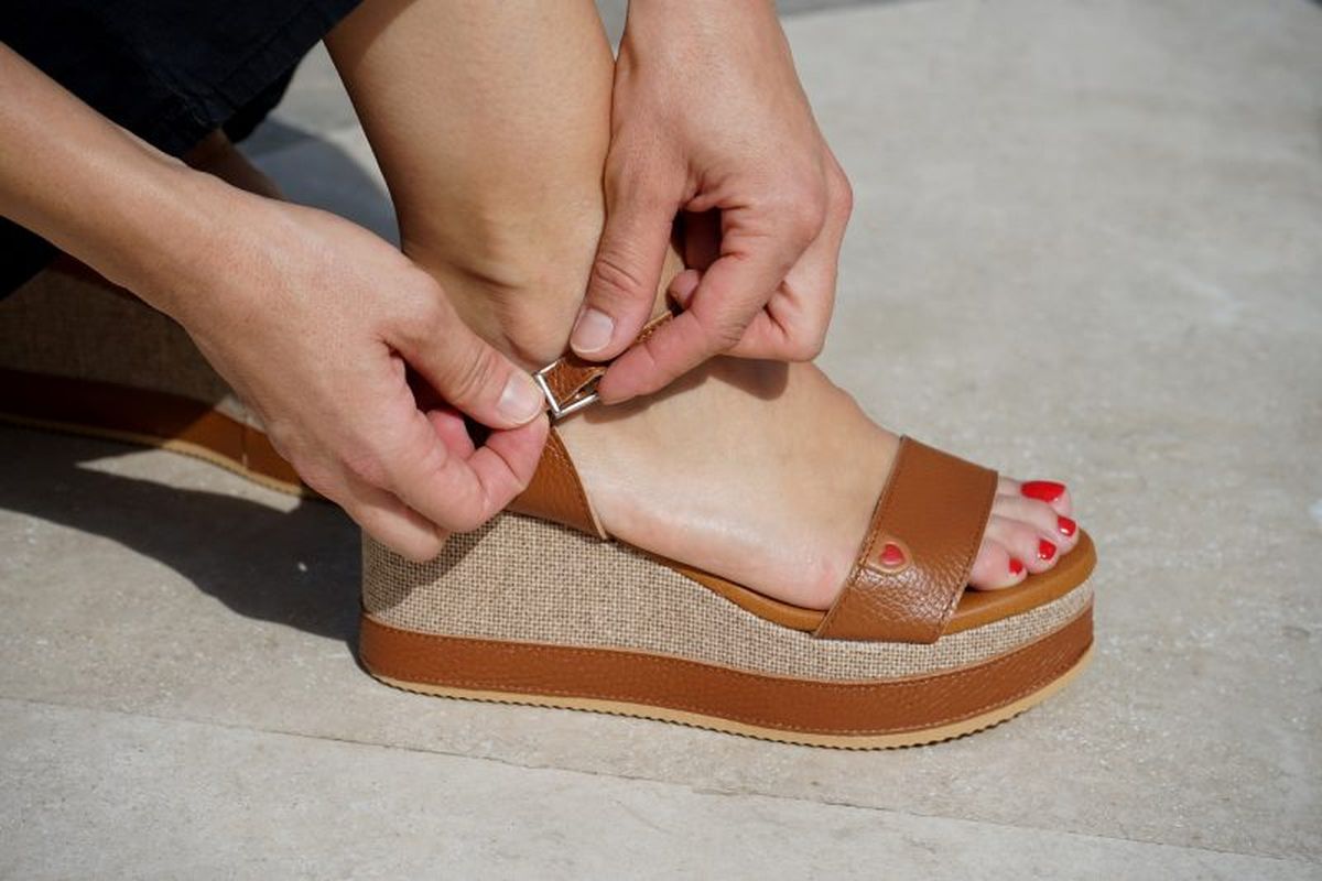 Sandalia de cuña