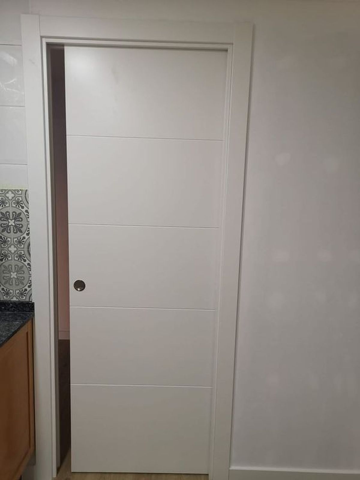 puerta blanca manilla plateada 2