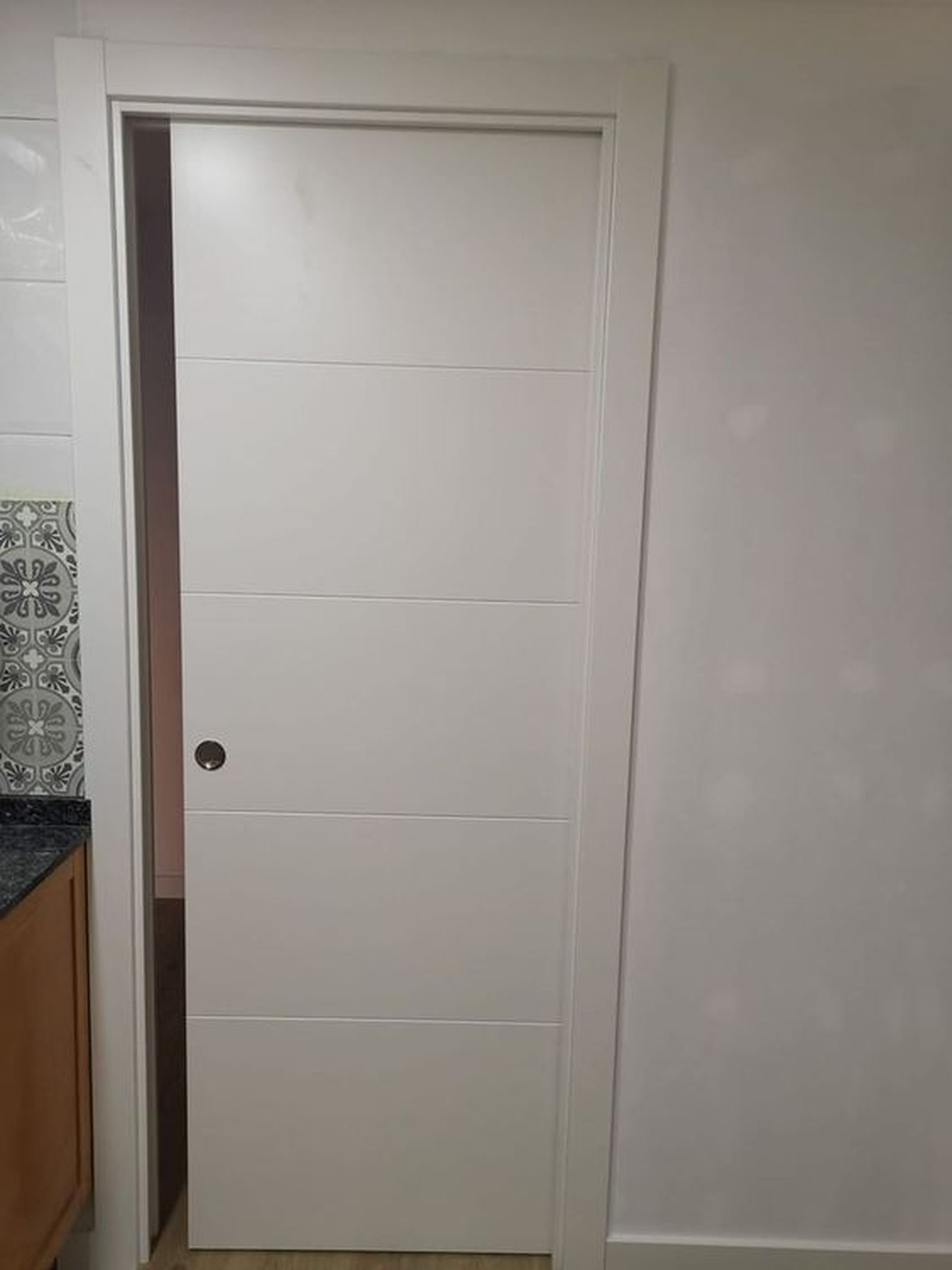 puerta blanca manilla plateada 2