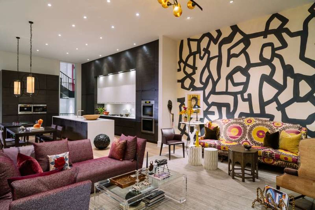 Salón ecléctico con mesa de cristal.