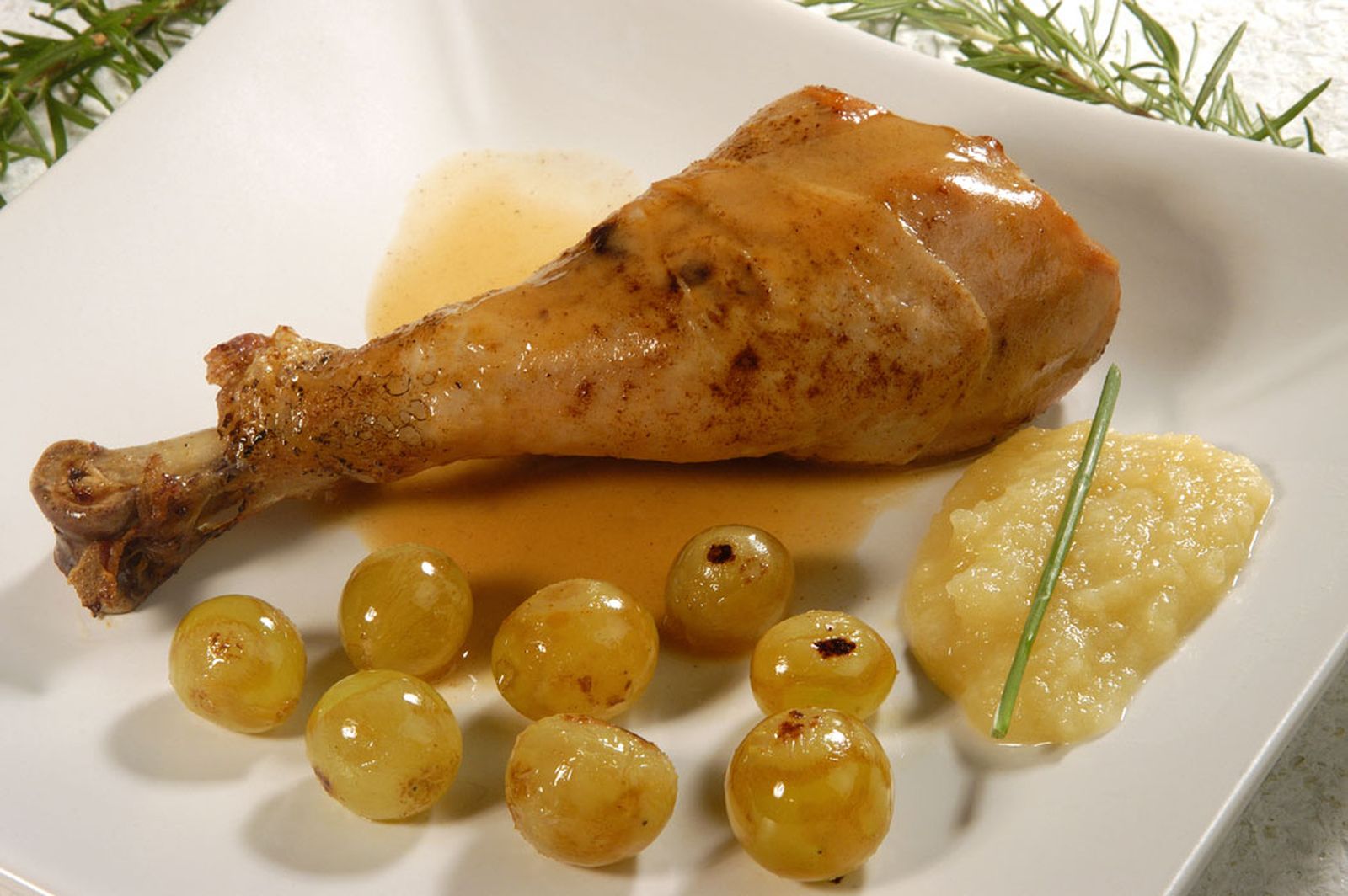 Muslos de pavo con puré de manzana y uvas salteadas