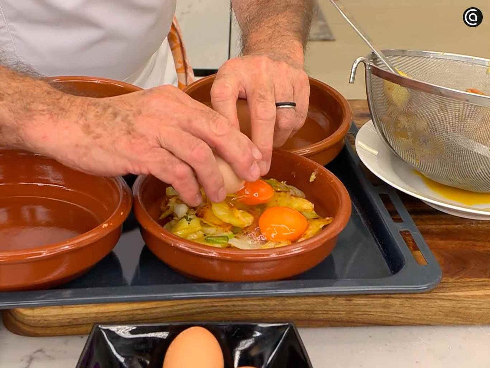 Añade los huevos y cocina en el horno hasta que cuajen