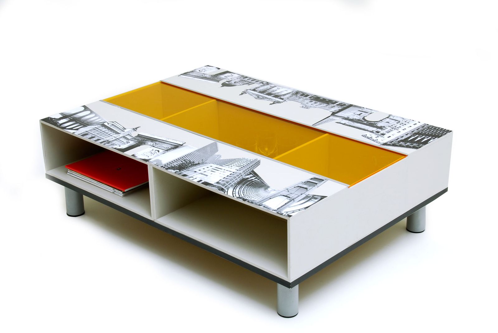 Mesa de centro decorada con la técnica collage