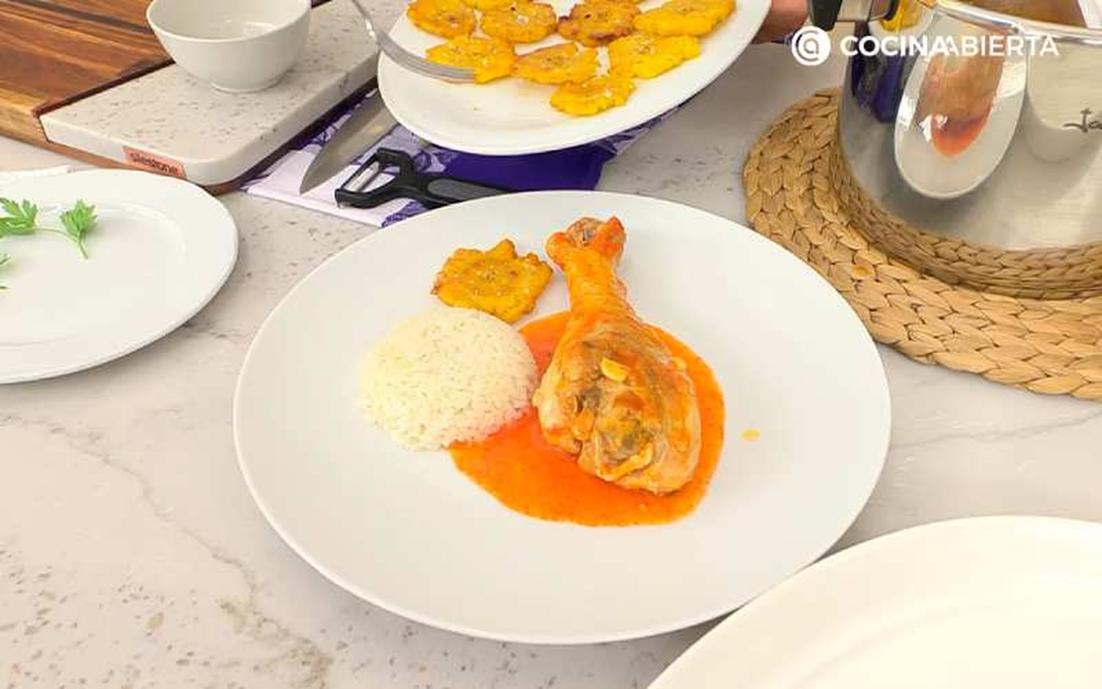Acompaña los muslos de pavo en salsa con arroz y patacones