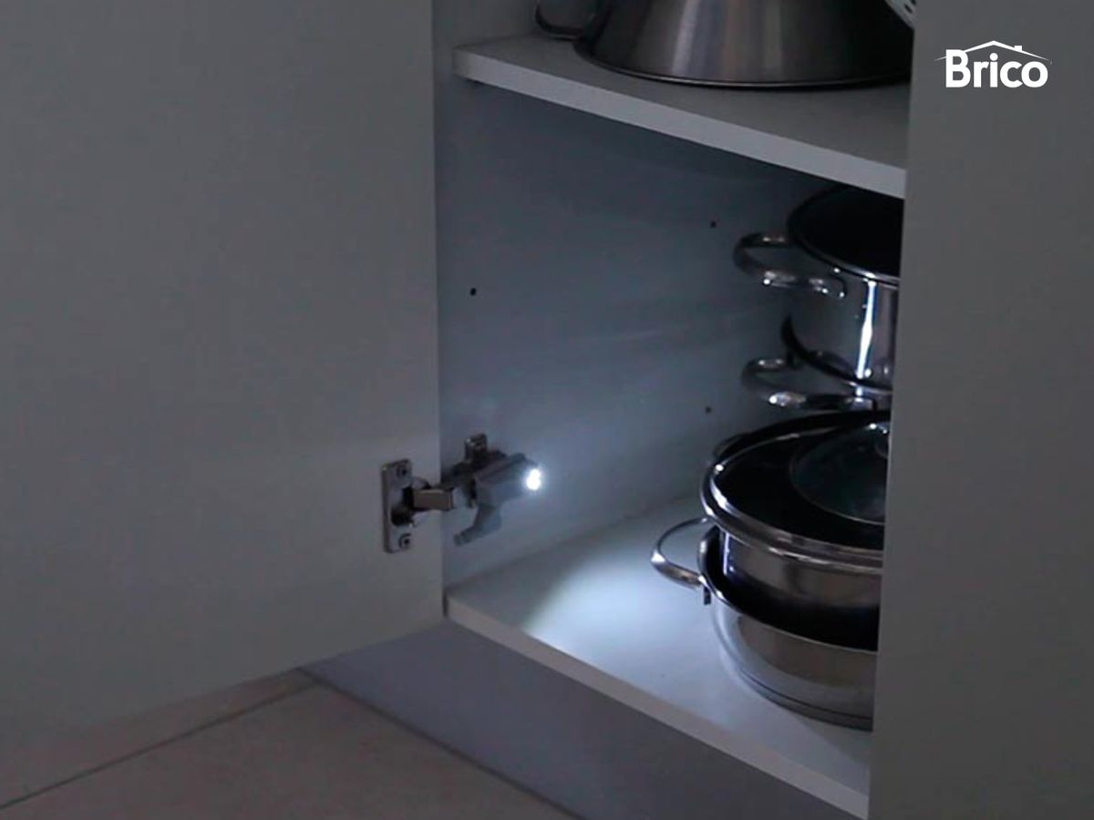 Iluminar el interior del armario con una bisagra con luz