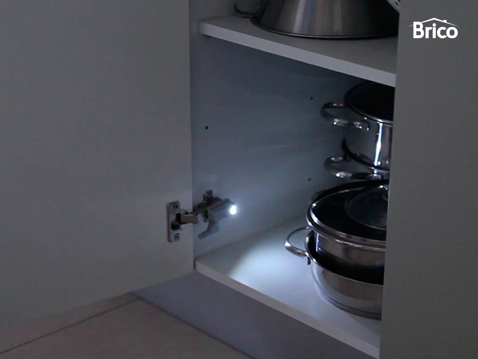 Iluminar el interior del armario con una bisagra con luz