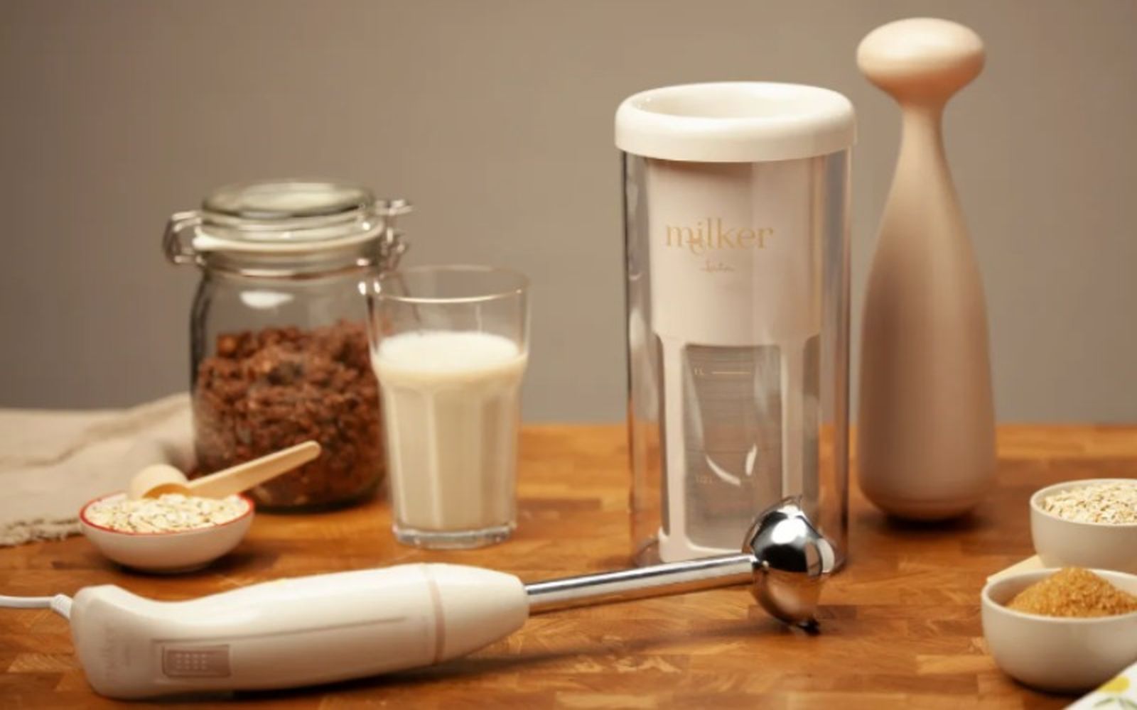 Si le encantan las bebidas vegetales, regálale el Milker de Jata