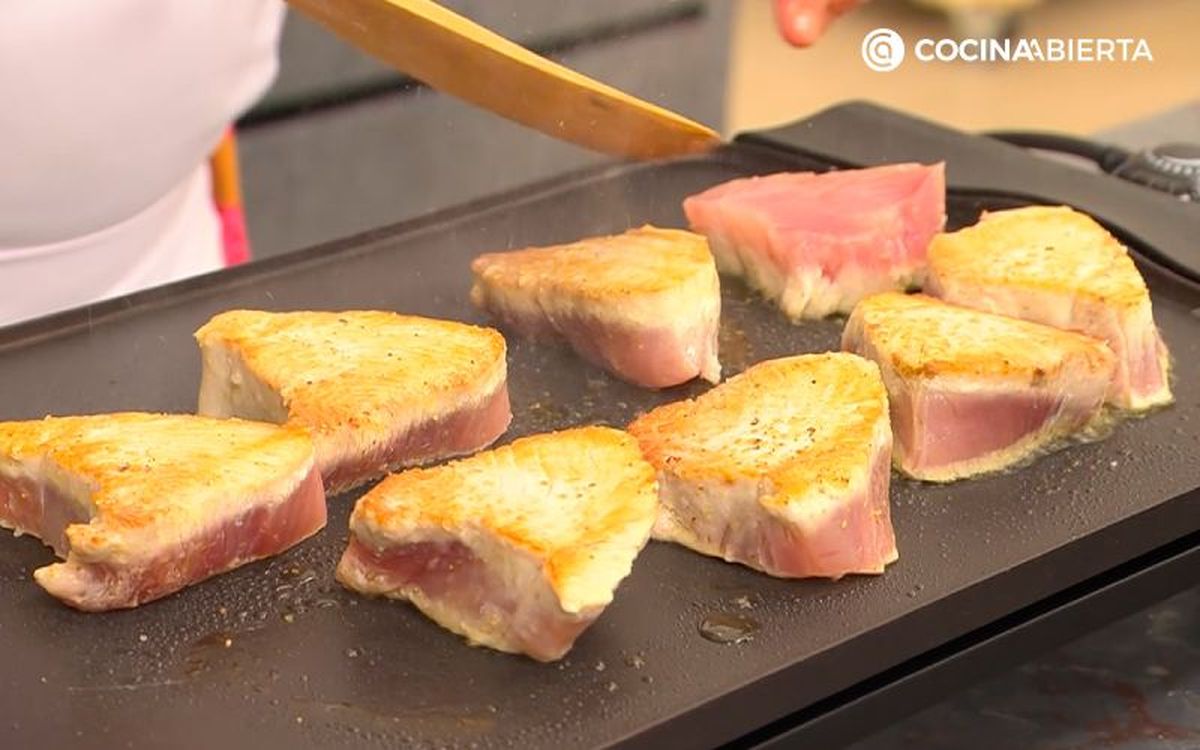 Pon los filetes de bonito sobre una plancha