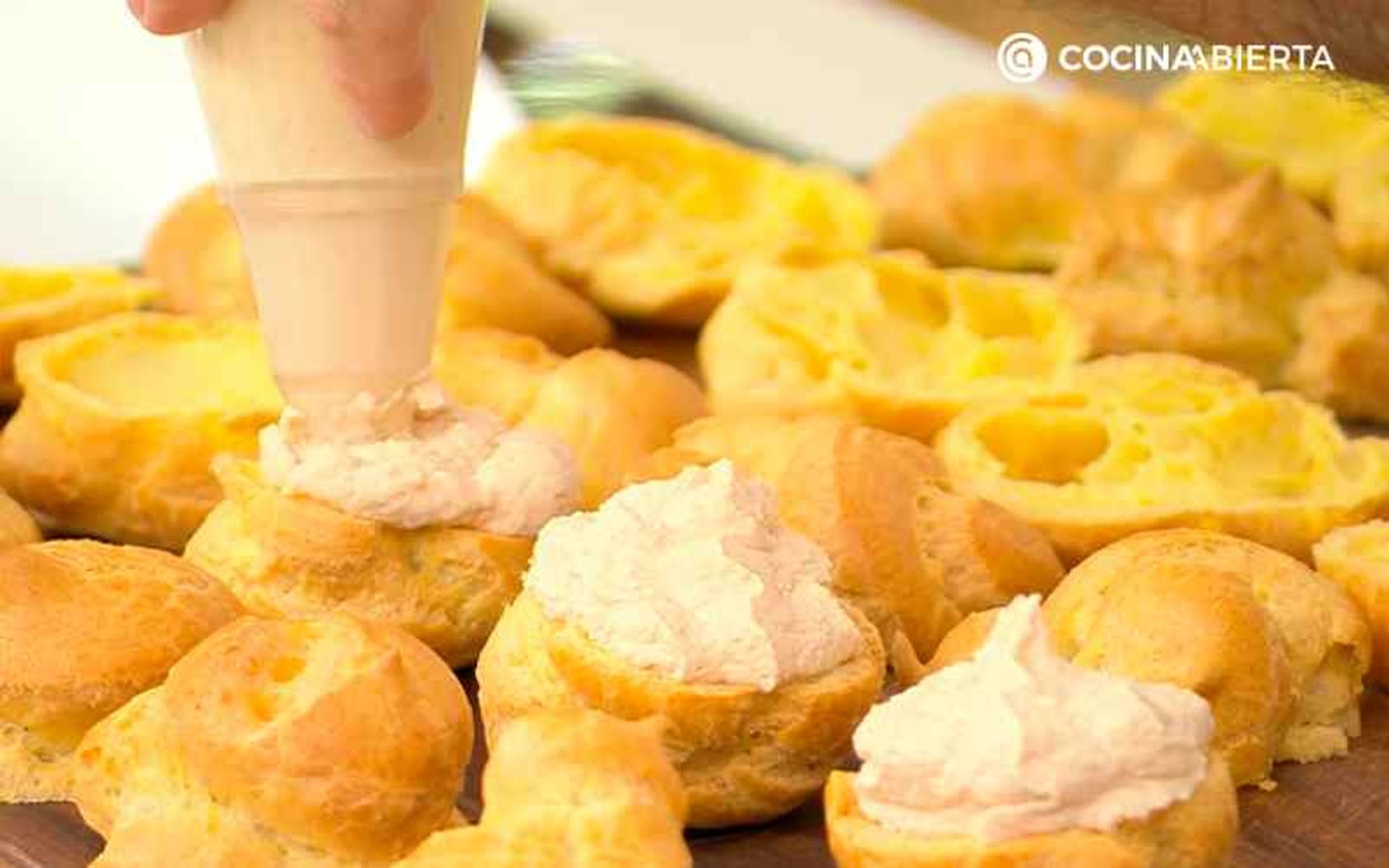 Rellena los profiteroles