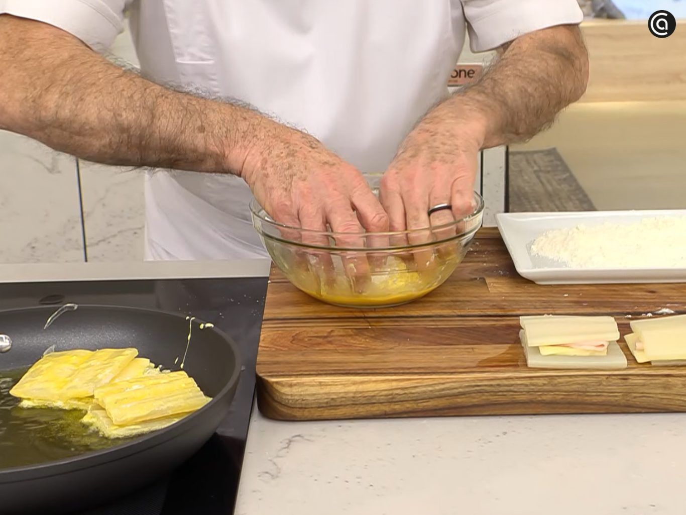 Reboza y fríe las pencas rellenas de jamón y queso